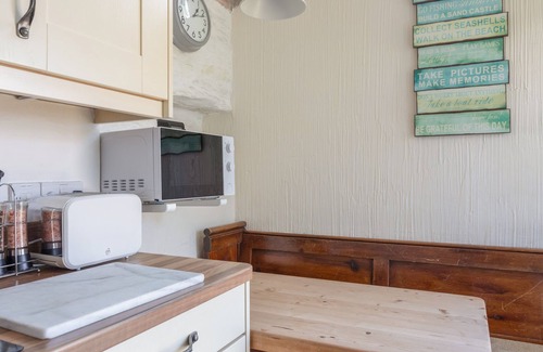 Malborough Cabaña | END COTTAGE, character holiday cottage, with open fire in Malborough