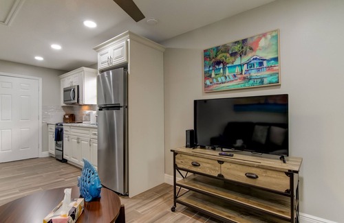 Lutz Casa | SALE! Lakefront Bungalow! Kayak/Paddleboat/Fishing! King Bed!