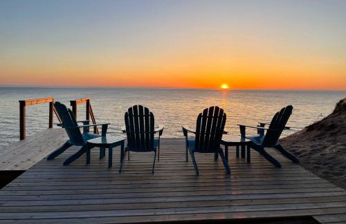 Holland Casa | Endearing Cottage with Fire Pit and Private Beach