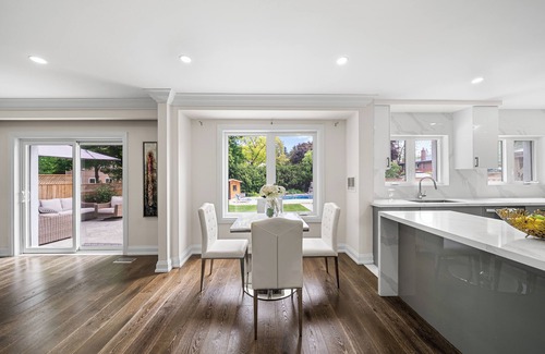 Newtonbrook Casa | Endless Comfort Awaits In This Poolside Hideaway!nTranquility meets