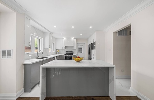 Newtonbrook Casa | Endless Comfort Awaits In This Poolside Hideaway!nTranquility meets