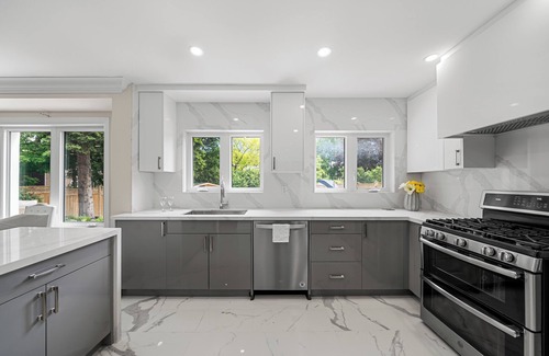 Newtonbrook Casa | Endless Comfort Awaits In This Poolside Hideaway!nTranquility meets