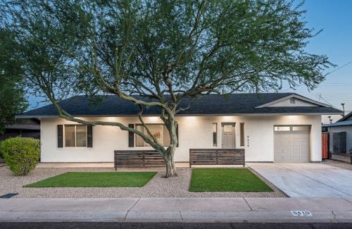 Scottsdale Estates Ten Casa | Endless entertainment and 1.5 miles from Old Town stay at Sunbaked Terrace