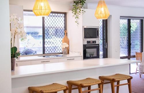 Noosa Heads Casa | Endless Summer Beach Retreat-pet friendly, walk to shops