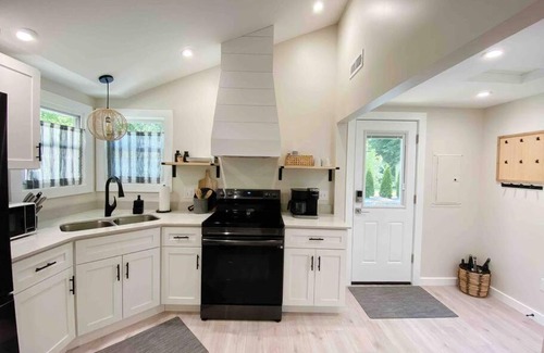 Geneva-on-the-Lake Casa | Endless Summer cottage walk to the GOTL strip