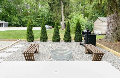 Geneva-on-the-Lake Casa | Endless Summer cottage walk to the GOTL strip
