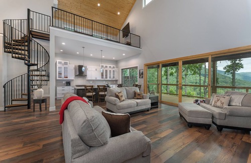 Ogle Meadows Cabina | Endless View Lodge! Hot Tub+Fireplaces, Grill, WiFi, Hiking, Fishing, Swimming!