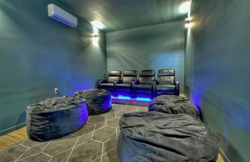 Mineral Bluff Casa | Endless Views~ Movie Theater ~ Hot Tub ~ Game Room