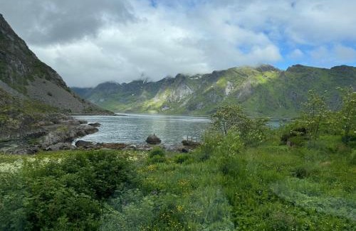 Sund i Lofoten Villa | Enebolig med Eventyrlig beliggenhet like ved sjøen i Lofoten