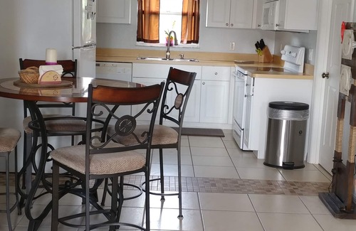 Englewood East Casa | Englewood Cozy Comfy Home B