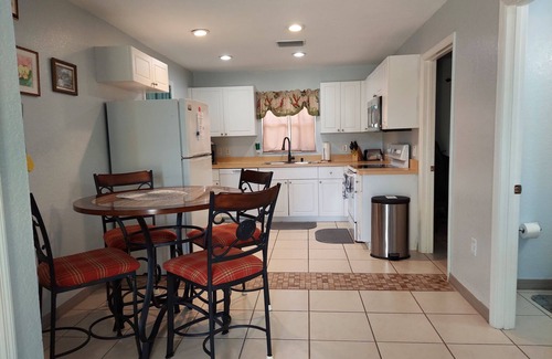 Englewood East Casa | Englewood Cozy Comfy Home B