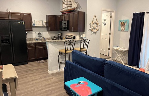 Port Richey Casa | ❤️English Tudor Guest House fenced yard BRING PET! Mini Donkey to pet❤️ MAY SALE!