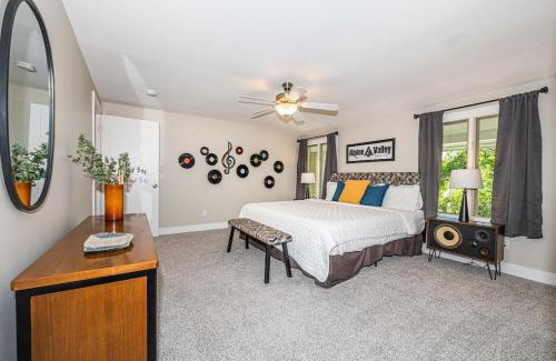 Twin Lakes Casa | EnglishPrairieBnB - 8 Bedrooms - 4 Bathrooms