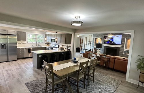 Twin Lakes Casa | #EnglishPrairieBnB - 8 Bedroom - 4.5 Bathrooms