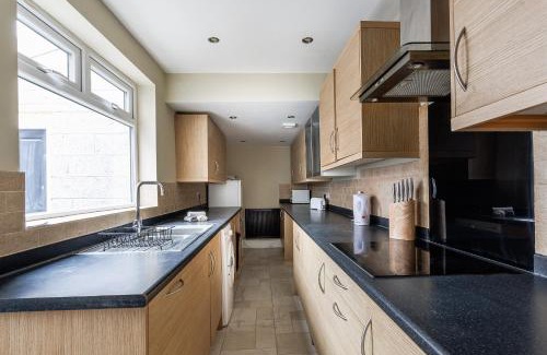 Darlington Casa | Enjoy 4 Br Spacious Home 7 Mins From City