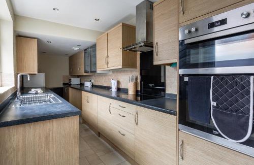 Darlington Casa | Enjoy 4 Br Spacious Home 7 Mins From City