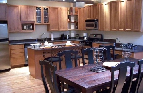 Shorewood-Tower Hills-Harbert Condominio | Toscano-Inspired Loft Moderno Tallado De un renovado Bodega
