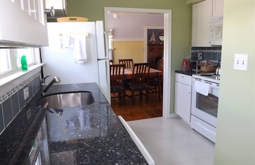 Avalon Casa | Disfrute de unas vacaciones clásicas a orillas del mar en esta cabaña ampliada de 4 dormitorios, rústica, perfectamente ubicada