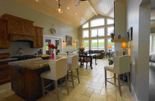 Tudor and Cashel Casa | Enjoy a Cottage Dream Vacation!
