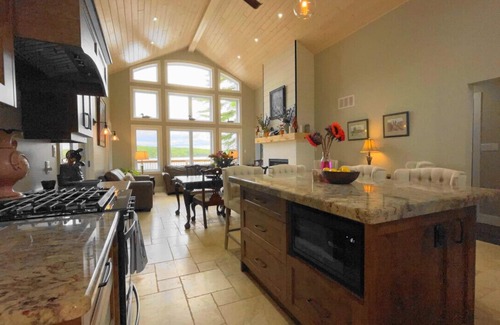 Tudor and Cashel Casa | Enjoy a Cottage Dream Vacation!