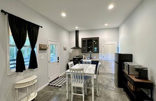 Winder Otro | Enjoy a cozy experience at Elizabeth Farms! Close to hiking & equestrian trails.