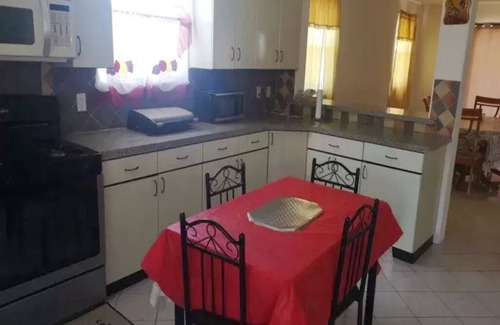 Atlantic Shores Casa | Enjoy a cozy getaway with 4BR 3BA house with AC 5mins from Miami Beach.