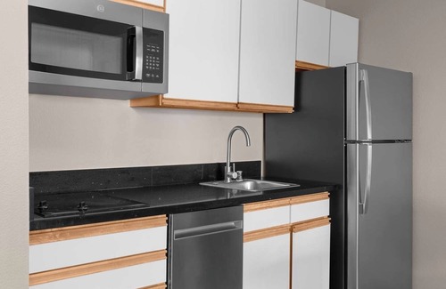 Hillsboro Casa | Enjoy a Full Kitchen & Separate Living Area in 3 1BR Suites - Ideal for Groups