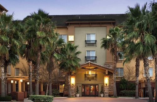 Hillsboro Casa | Enjoy a Full Kitchen & Separate Living Area in 3 1BR Suites - Ideal for Groups