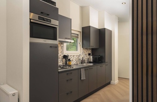 Lieren Casa | Enjoy a luxurious holiday home for 4 people in the wooded nature of the Veluwe, complete with modern amenities, air conditioning, and a stylish pergola for ultimate comfort. You can also completely unwind in the wonderful private hot tub and sauna, p