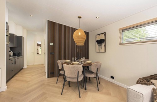 Lieren Casa | Enjoy a luxurious holiday home for 4 people in the wooded nature of the Veluwe, complete with modern amenities, air conditioning, and a stylish pergola for ultimate comfort. You can also completely unwind in the wonderful private hot tub and sauna, p