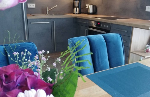 Lauterbach Apartamento | Ático nuevo con terraza y segundo balcón.