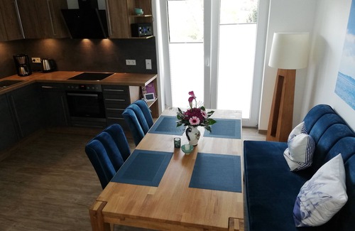 Lauterbach Apartamento | Ático nuevo con terraza y segundo balcón.