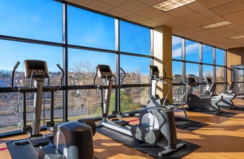 Union Square Casa | Enjoy a mountainside stay at our hotel in Lakewood, Colorado