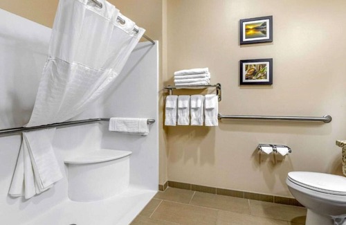 Quad Cities Casa | Enjoy a new look and feel at our renovated room !