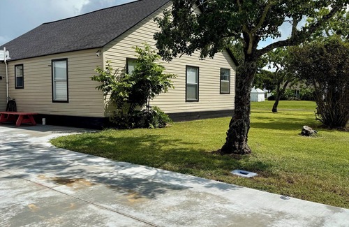 Matagorda Casa | Enjoy a nice retreat conveniently a few miles from beach or fishing docks.