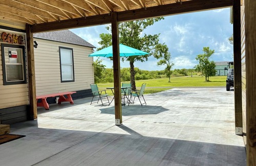 Matagorda Casa | Enjoy a nice retreat conveniently a few miles from beach or fishing docks.