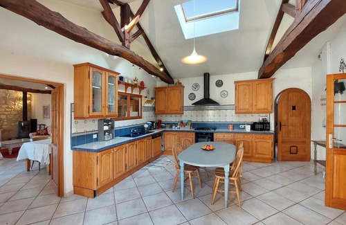 Ambares-et-Lagrave Casa | Enjoy a relaxing vacation in this vacation home on the lake.