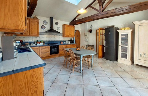 Ambares-et-Lagrave Casa | Enjoy a relaxing vacation in this vacation home on the lake.