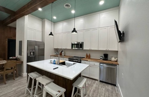 Arthur City Otro | Enjoy a Relaxing Retreat to The Farmhouse in the East Texas Countryside!