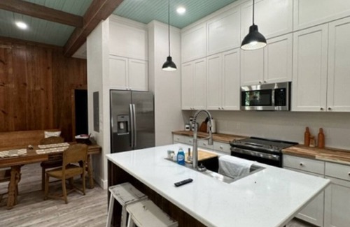 Arthur City Otro | Enjoy a Relaxing Retreat to The Farmhouse in the East Texas Countryside!