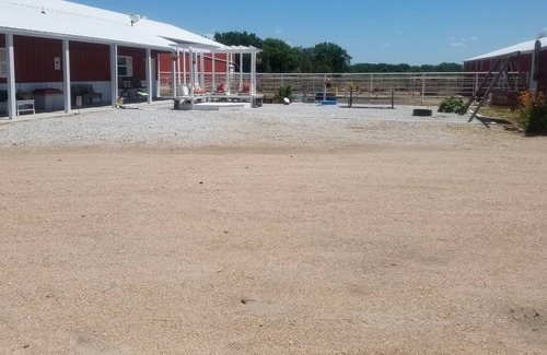 York County Casa | Disfruta de una estadía en un Horse Motel en York, NE, accesible para discapacitados / admite mascotas