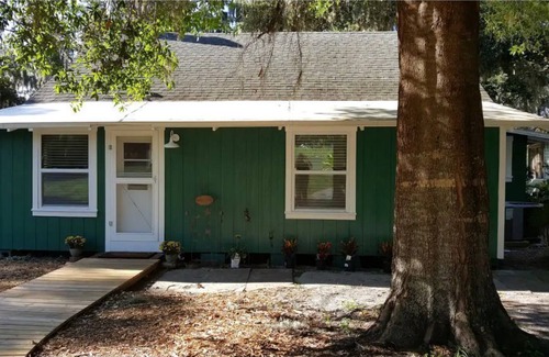 Keystone Cabina | Enjoy a step back in time on an Authentic "Old Florida" Lakefront property.