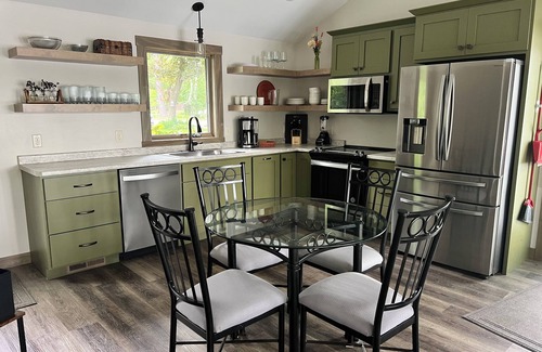 Lake Wissota Cabina | Enjoy a summer stay at Ira's Olive Oasis on beautiful Lake Wissota.