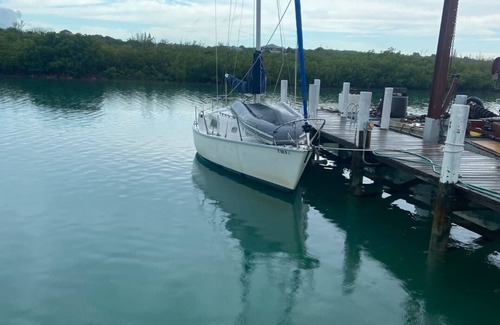 Stocking Island Alquiler De Eote | Enjoy a trip to the Exumas in the Bahamas on a 30' Pearson Sailboat