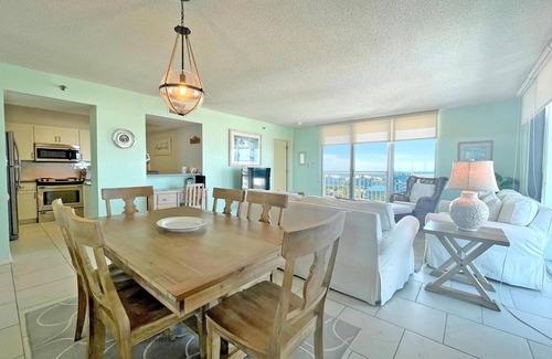 Pensacola Beach Condominio | Disfrute de increíbles puestas de sol en el balcón envolvente que ofrece vistas del Golfo y el sonido