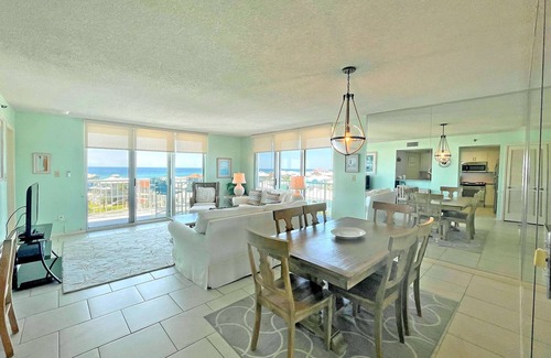 Pensacola Beach Condominio | Disfrute de increíbles puestas de sol en el balcón envolvente que ofrece vistas del Golfo y el sonido