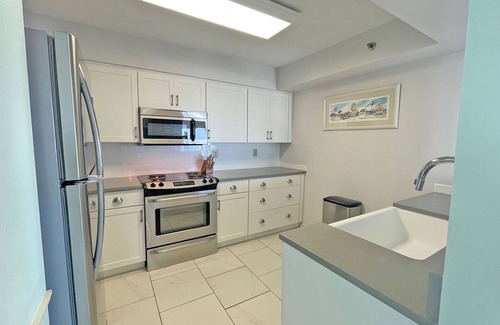 Pensacola Beach Condominio | Disfrute de increíbles puestas de sol en el balcón envolvente que ofrece vistas del Golfo y el sonido