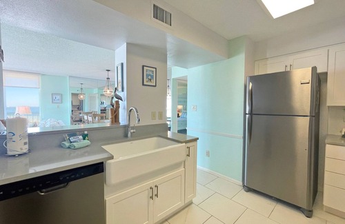 Pensacola Beach Condominio | Disfrute de increíbles puestas de sol en el balcón envolvente que ofrece vistas del Golfo y el sonido