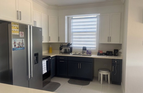 Reading Apartamento | Enjoy and relax! Spacious 2/2, ocean views, gym,& pool, in lovely Montego Bay!