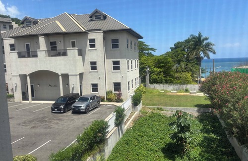 Reading Apartamento | Enjoy and relax! Spacious 2/2, ocean views, gym,& pool, in lovely Montego Bay!